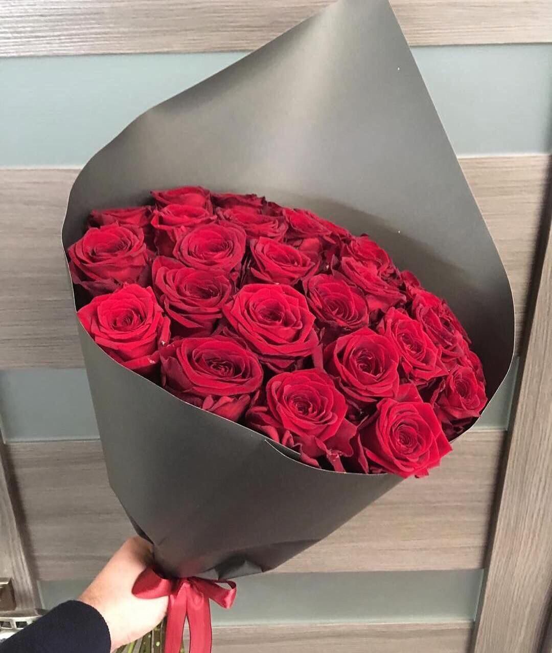 Букет 25 красных роз 
